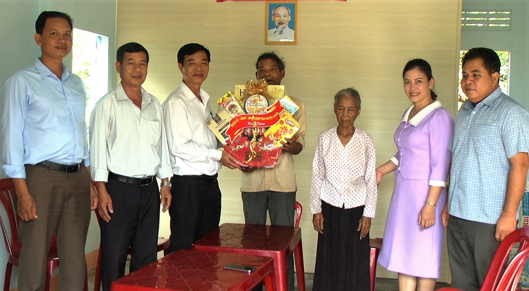 Đoàn lãnh đạo huyện Eakar đến thăm và tặng quà gia đình chính sách trên địa bàn huyện nhân kỷ niệm 77 năm ngày thương binh liệt sỹ 27/7